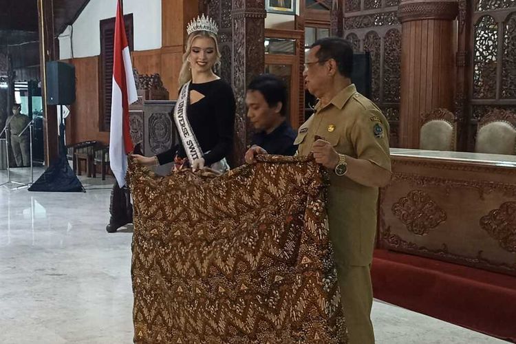 Miss Universe Alia Guindi jadi perantara lelang batik di Kabupaten Tulungagung Jawa Timur, dan hasil lelang akan didonasikan kepada korban gempa bumi Cianjur, Rabu (23/11/2022).