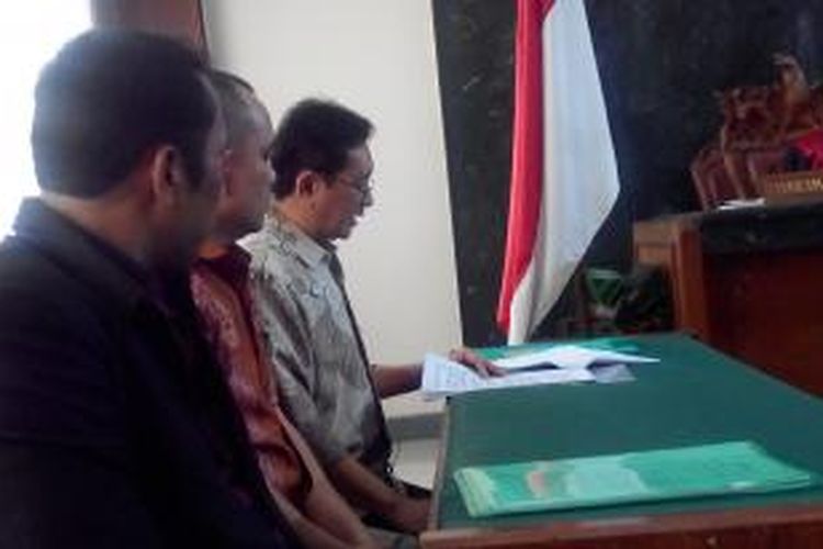 Tersangka tindak pindana pencucian uang kasus trans jakarta, Udar Pristono, membacakan pembelaannya dalam sidang PK di Pengadilan Negeri Jakarta Pusat, Selasa (10/2/2015).