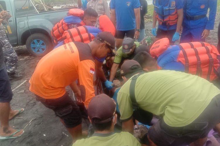 Evakuasi jenasah yang ditemukan di Pantai Samas, Bantul. Selasa (14/2/2023)