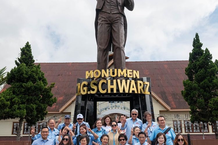 Ibu Biantiningsih Djiwandono Sigar dan Ibu Maryani Djojohadikusumo Sigar bersama Keluarga Besar Sigar-Maengkom di sela-sela kunjungan ke Sulut menyempatkan berfoto bersama di Monumen J.G Schwarz di Langowan, Kabupaten Minahasa yang dipugar oleh Prabowo Subianto.