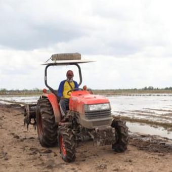 Salah satu contoh alat mesin pertanian (alsintan), yaitu traktor untuk mengolah tanah.