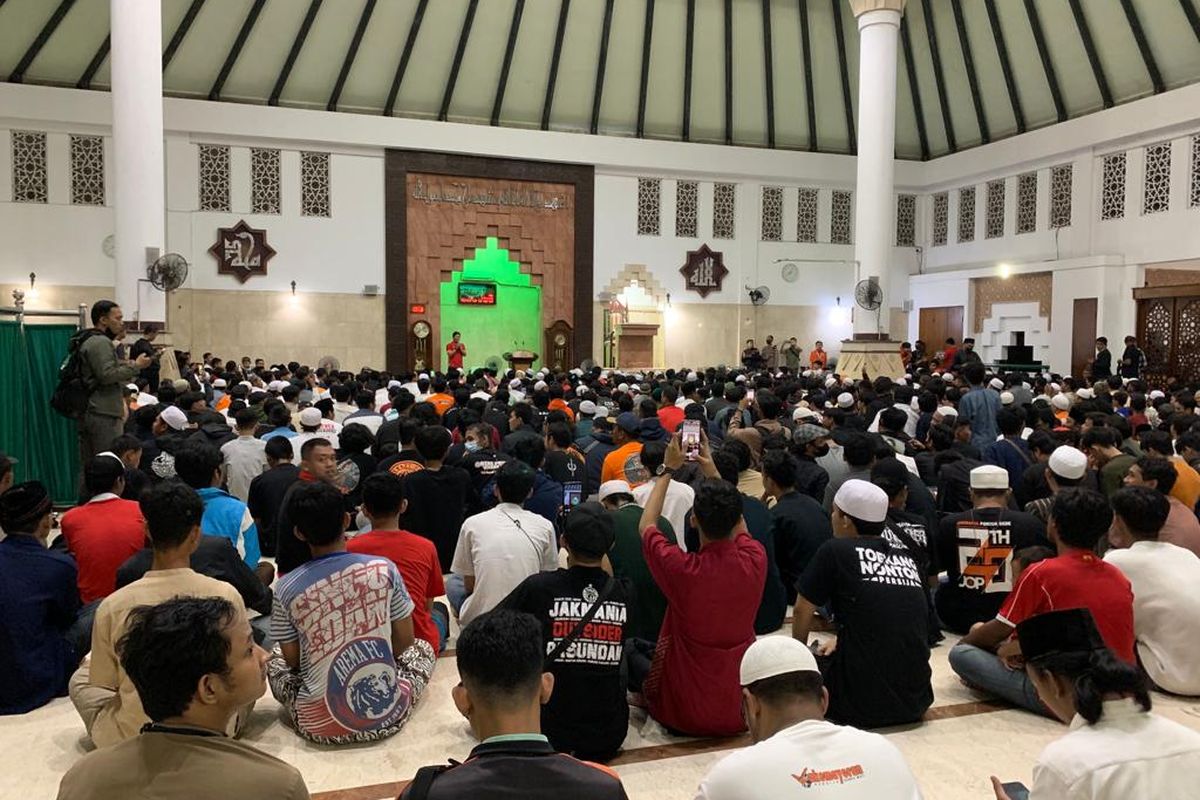 Pendukung Persija Jakarta, The Jakmania menggelar doa bersama sekaligus melaksanakan shalat ghaib atas tragedi di Stadion Kanjuruhan, Malang, Jawa Timur di Masjid Akbar Kemayoran, Jakarta Pusat, Jumat (7/10/2022).