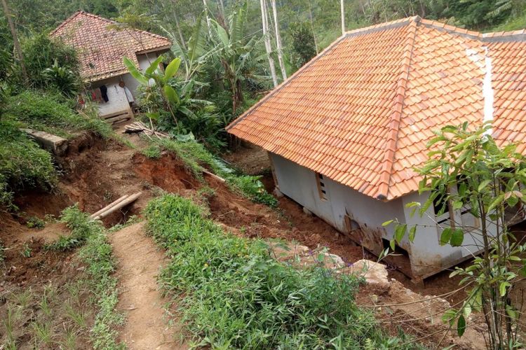 Pergeseran tanah terjadi di Kampung Nendeut RT 01 RW 05, Desa Sukamanah, Kecamatan Rongga, Kabupaten Bandung Barat, Selasa (19/12). Diduga pergeseran tanah ini terjadi karena hujan dan dampak gempa yang terjadi beberapa waktu lalu. (Foto: BPBD Kabupaten Bandung Barat)