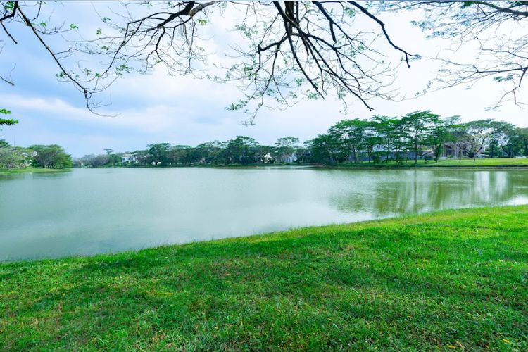 Ssuai dengan namanya, terdapat pula danau di dalam kawasan Sutera Danau Biru.