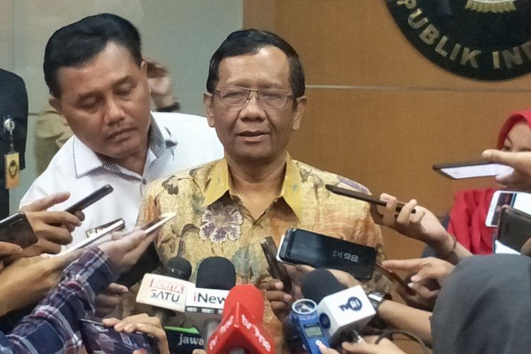 Menteri Koordinator bidang Politik, Hukum dan Keamanan Mahfud MD saat ditemui di Kemenko Polhukam, Jakarta Pusat, Selasa (5/11/2019).  