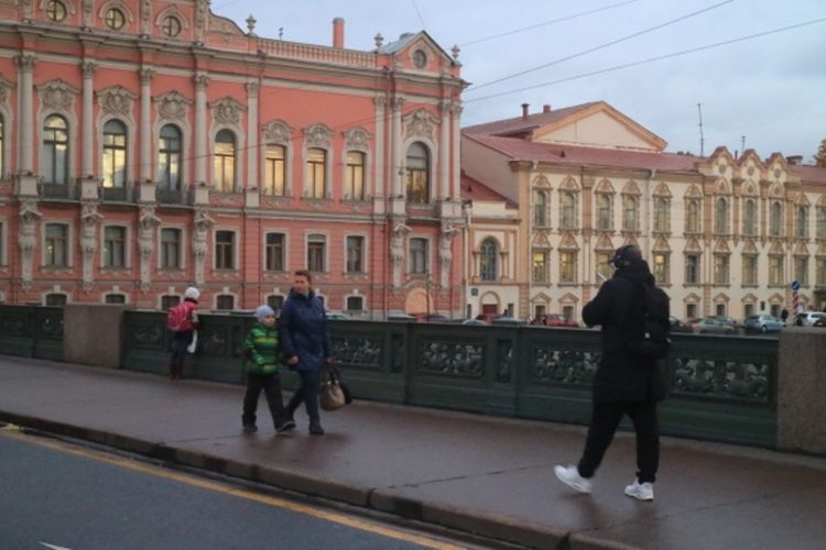 Warga kota Saint Petersburg, Rusia, melintas di jembatan di atas Sungai Neva.