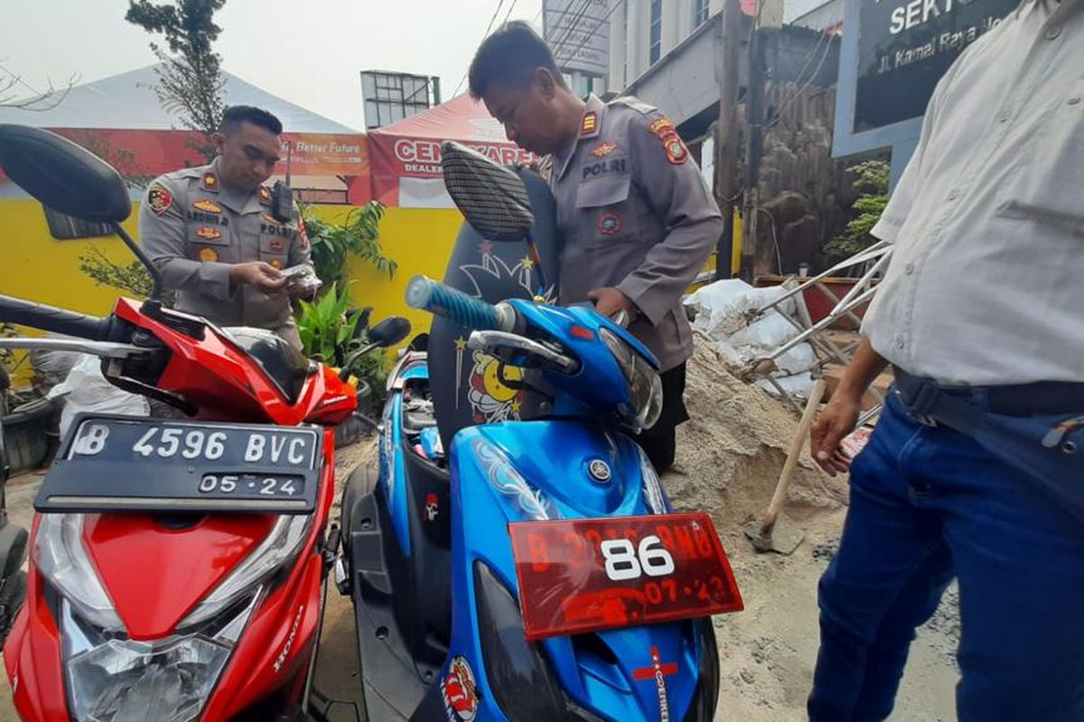 Polsek Cengkareng melakukan merazia sejumlah debt collector dan kendaraannya di wilayah Cengkareng Jakarta Barat, Senin (6/6/2022) pagi. 