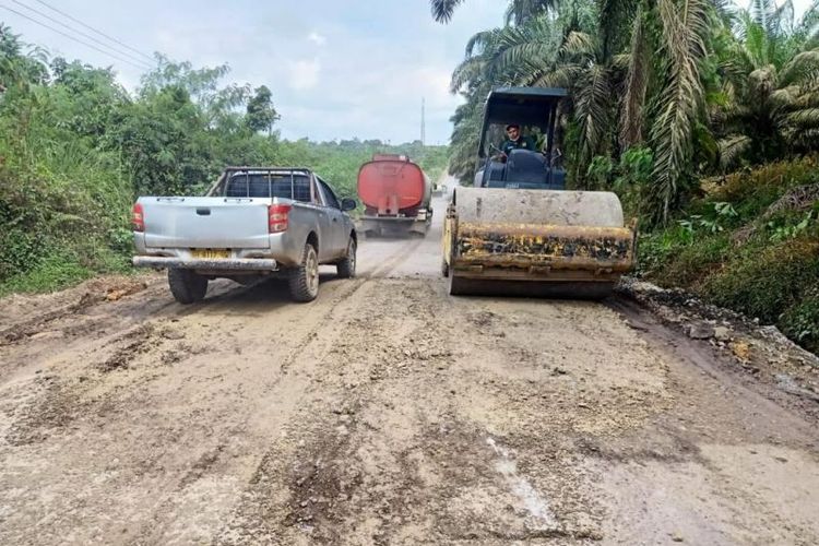 Perbaikan Jalan Tempino-Bajubang, Jambi, untuk dijadikan jalur truk batu bara. 