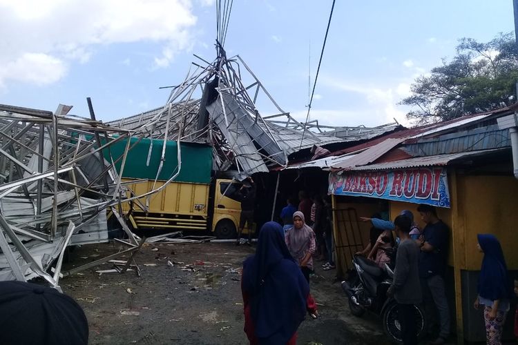 Angin puting beliung merusak Pasar Padang Lua, Kabupaten Agam, Sumatera Barat, Jumat (4/10/2019) sore