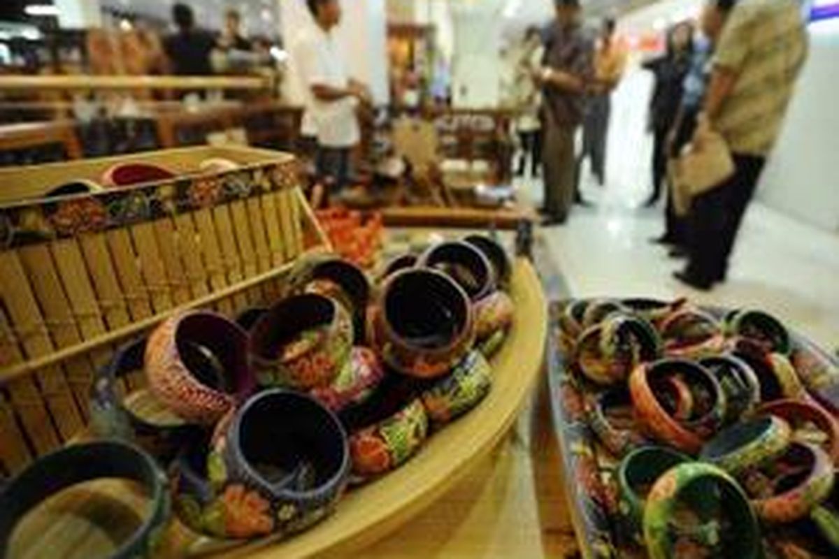 Kerajinan batik kayu dari Kabupaten Karanganyar dipamerkan dalam Festival Kesenian dan Pameran Kerajinan Tangan se-Wilayah Bakorwil 2 (Eks Karisidenan Surakarta dan Kedu) di Solo Square.