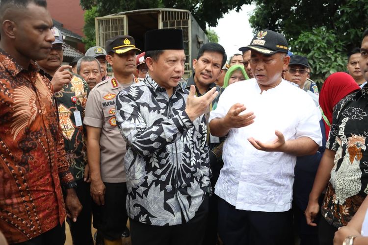 Mendagri Tito Karnavian dan Wali Kota Bekasi saat meninjau lokasi banjir di kawasan Jati Asih, Bekasi, Jawa Barat, Jumat (2/2/2020).