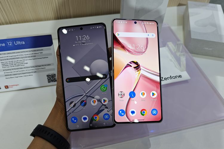 Perbandingan Asus Zenfone 12 Ultra (kanan) dengan Zenfone 11 Ultra (kiri)