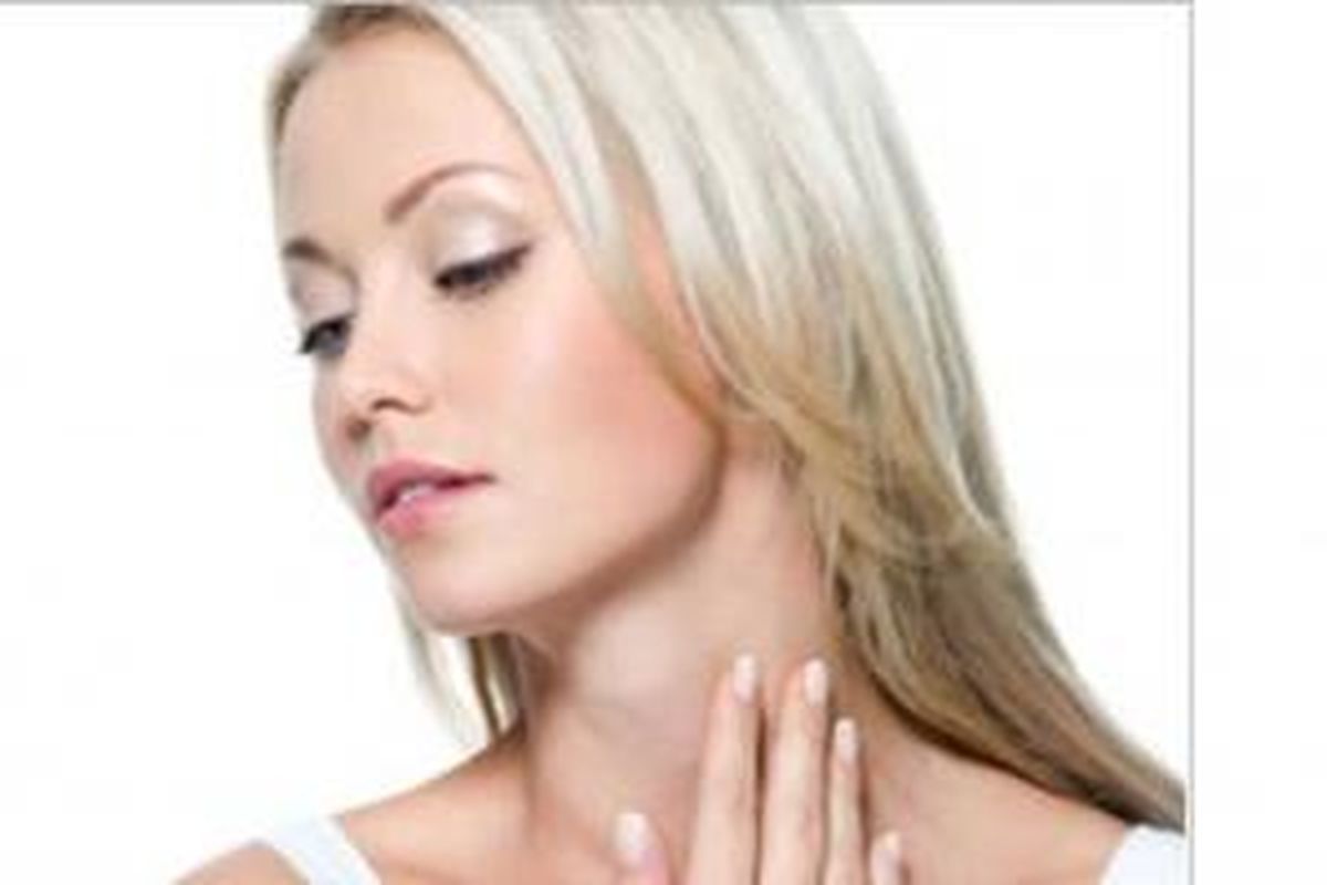 Rawat leher dengan menggunakan produk perawatan kulit wajah