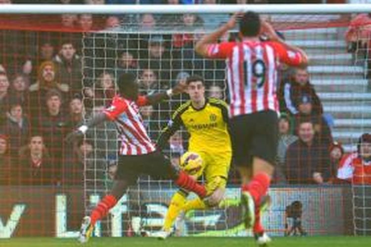 Striker Southampton, Sadio Mane (kiri), mencetak gol ke gawang Chelsea pada laga Premier League di St Mary's, Southampton, Minggu (28/12/2014).