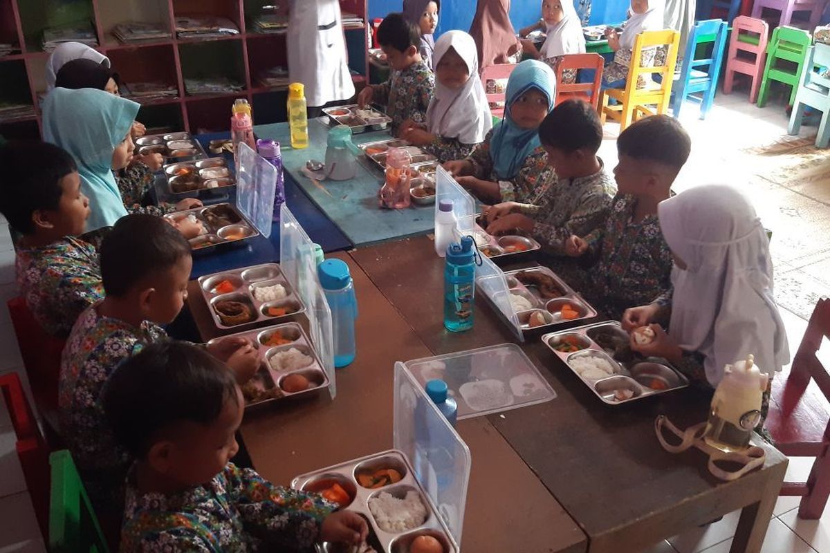 Siswa TK Islam Bakti Sawahan di Kecamatan Ngemplak, Boyolali, Jawa Tengah menikmati sajian menu makan bergizi gratis (MBG) di sekolahnya, Rabu (8/1/2025). 