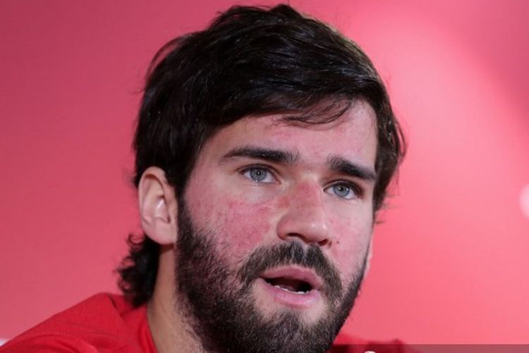 Kiper Liverpool, Alisson Becker menghadiri konferensi pers di Stadion Internasional Khalifa di ibukota Qatar, Doha pada 20 Desember 2019.