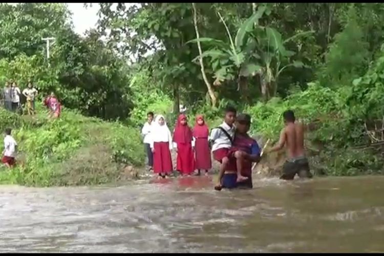 Perjuangan ayah di Polman, Sulbarm terobos banjir demi anak ikuti sekolah tatap muka