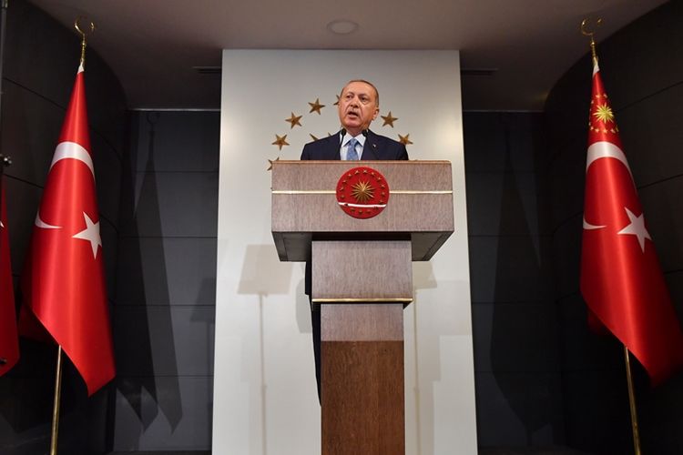 Presiden Turki Recep Tayyip Erdogan memberikan sambutan usai hasil awal pemilu presiden dan parlemen Turki, Minggu (24/6/2018) malam waktu setempat.