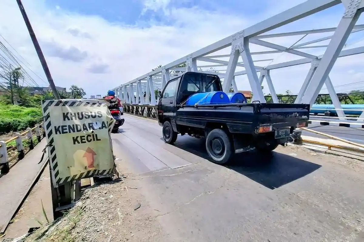 Bupati Bandung Ancam Ambil Alih Perbaikan Jembatan Sasak Geulis dari Pemprov Jabar