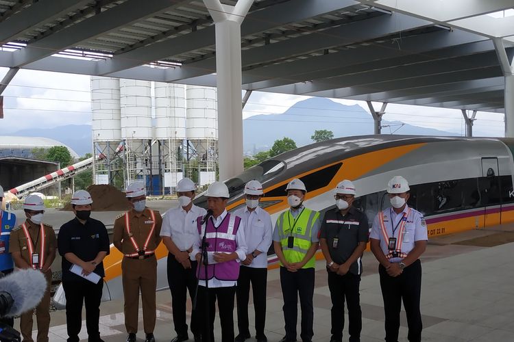 Presiden Joko Widodo (Jokowi) meninjau proyek Kereta cepat Jakarta-Bandung (KCJB) di Stasiun Tegalluar, Kabupaten Bandung pada Kamis (13/10/2022).
