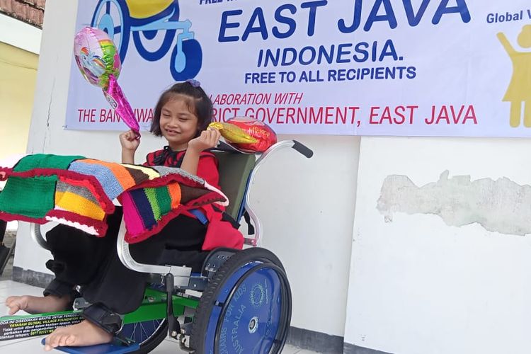 Nuri adalah salah satu anak berkebutuhan khusus yang mendapat bantuan kursi roda dari Yayasan Global Village Foundation.