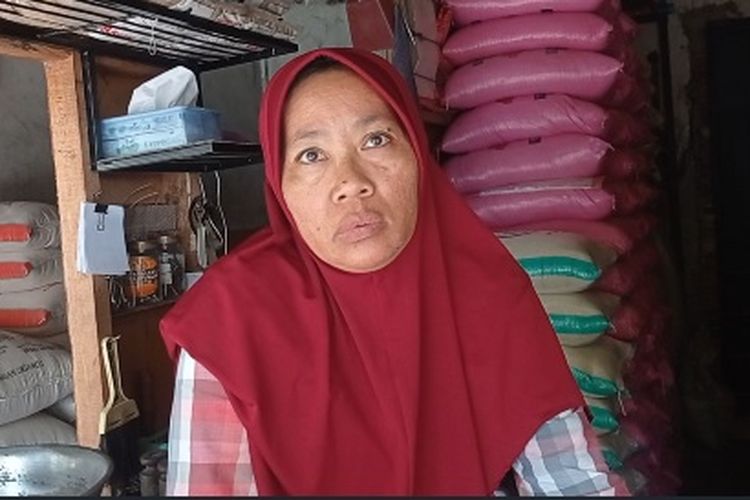 Sulastri pedagang beras di Pasar Sayur Kabupaten Magetan, seminggu terakhir harga beras premium melonjak hingga Rp 13.000 perkilogram. Kenaikan harga beras di pasaran juga membuat harga beras operasi pasar Bulog juga mengalami kenaikan.