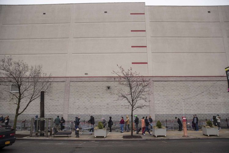 Warga mengantre untuk berbelanja di toko Costco di Brooklyn, Amerika Serikat, 19 Maret 2020. Menjaga jarak aman antara warga merupakan salah satu cara yang dianjurkan untuk mencegah penyebaran virus corona.