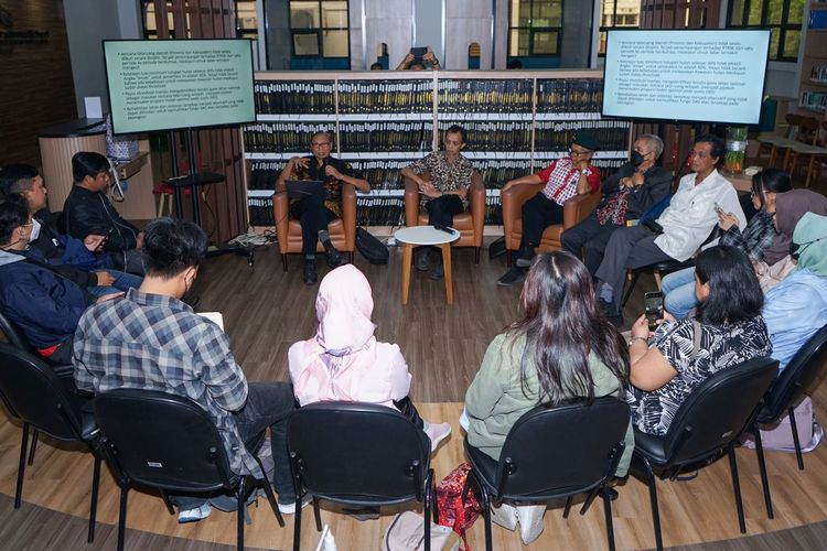 Peserta diskusi tentang kecukupan tutupan hutan pada Daerah Aliran SUngai (DAS) oleh Sustainitiate bersama Sekolah Pascasarjana Universitas Padjajaran, di Bandung, Selasa (11/4/2023)
