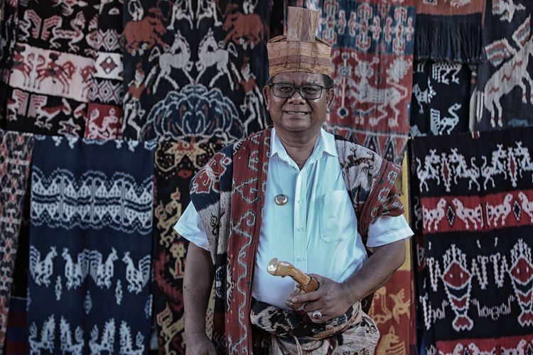 Bupati Sumba Timur, Gidion Mbilijora menggunakan kain tenun ikat Sumba saat mengikuti Festival Sandalwood dan Expo Tenun Ikat di Waingapu, Sumba Timur, Kamis (11/07/2019).  Sedikitnya 200 orang penenun bersama-sama menenun untuk memeriahkan acara ini.