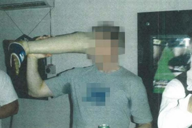 Seorang tentara Australia meminum bis dari kaki palsu yang diduga milik salah satu anggota Taliban di Afghanistan.
