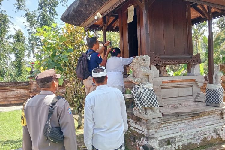 Polisi menyelidiki hilangnya ribuan uang kepenh di Pura Puseh, Banjar Dinas Dadia, Desa Babahan, Kecamatan Penebel, Kabupaten Tabanan, Provinsi Bali, Rabu (20/8/2025).