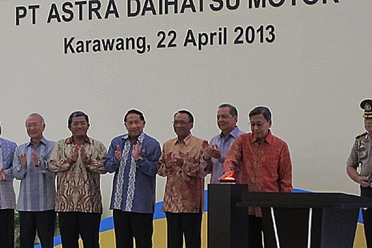 Wapres Boediono memencet tombol peresmian pabrik Daihatsu di Karawang