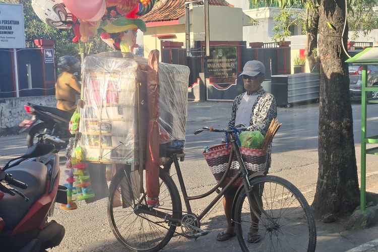 Di Usia 70 Tahun, Widji Masih Dorong Sepeda Tua Jajakan Mainan Keliling