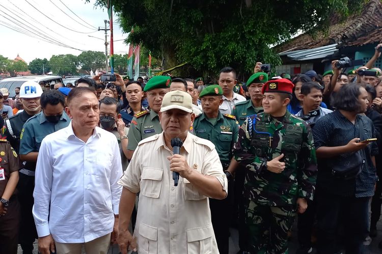 Menteri Pertahanan (Menhan) Prabowo Subianto saat berkunjung ke Koramil 12/Gondomanan, Kota Yogyakarta, Daerah Istimewa Yogyakarta, Rabu (3/5/2023).