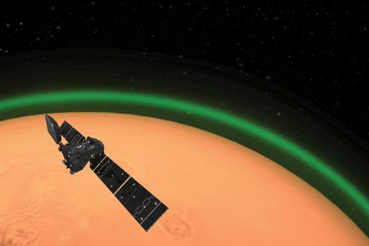 Ilustrasi seniman tentang ExoMars Trace Gas Orbiter (TGO) dari Badan Antariksa Eropa (ESA) mendeteksi cahaya hijau zamrud yang merupakan oksigen di atmosfer Mars. Emisi ini, terlihat di siang hari Mars, mirip dengan cahaya malam yang terlihat di sekitar atmosfer Bumi dari luar angkasa.