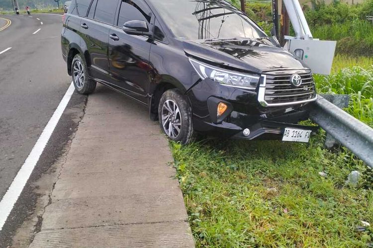 Sebuah mobil Toyota Int dan satu sepeda onthel penjual lumpia rusak berat akibat ditabrak mobil Toyota Inova di Jalan Wates – Jogja, kawasan Kalurahan Demangrejo, Kapanewon Sentolo, kabupaten Kulon Progo, Daerah Istimewa Yogyakarta. Lanjut usia penjual lumpia alami luka berat lalu dilarikan ke RSUD Wates.