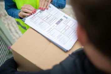 Kenapa Paket Kena Red Line Bea Cukai? Berikut Penjelasannya