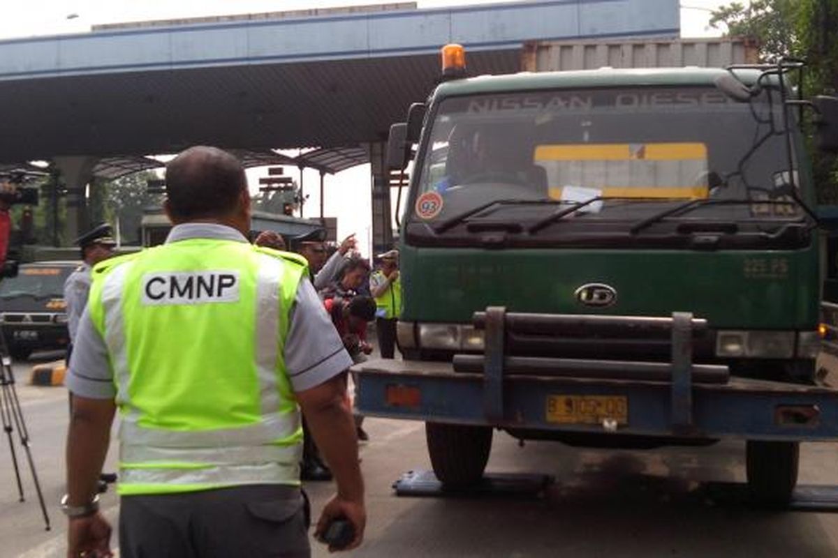 Razia truk bermuatan lebih di pintu tol Wiyoto Wiyono, Jakarta Utara, Kamis (5/6/2014).