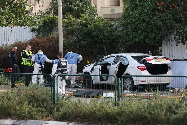 Personel forensik polisi Israel memeriksa mobil yang rusak menyusul dugaan serangan mobil menabrak kerumuman orang di pusat kota Raanana, pada 15 Januari 2024. 