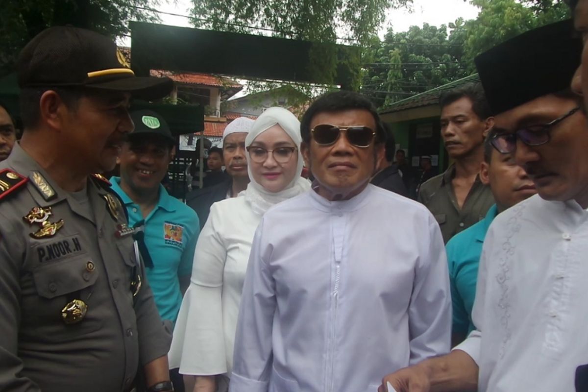 Rhoma Irama dan istrinya usai mencoblos di TPS 29 Pondok Jaya, Pela Mampang, Jakarta Selatan, Rabu (19/4/2017).