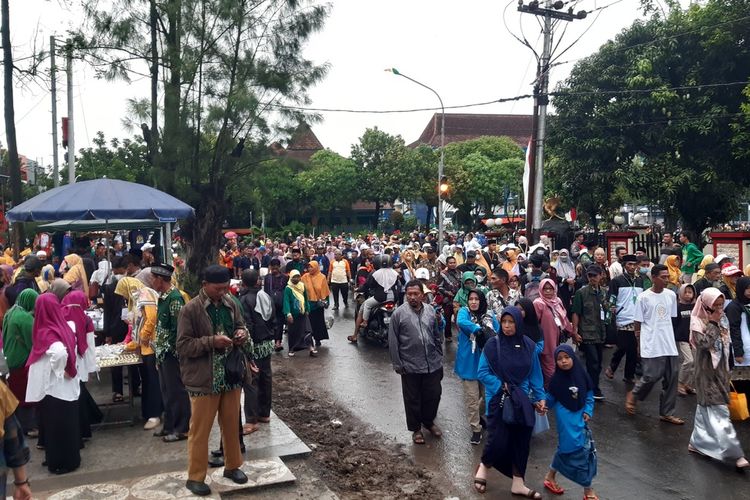 Para penggembira memadati Kawasan Stadion Manahan Solo, Jawa Tengah, Sabtu (19/11/2022) pagi.