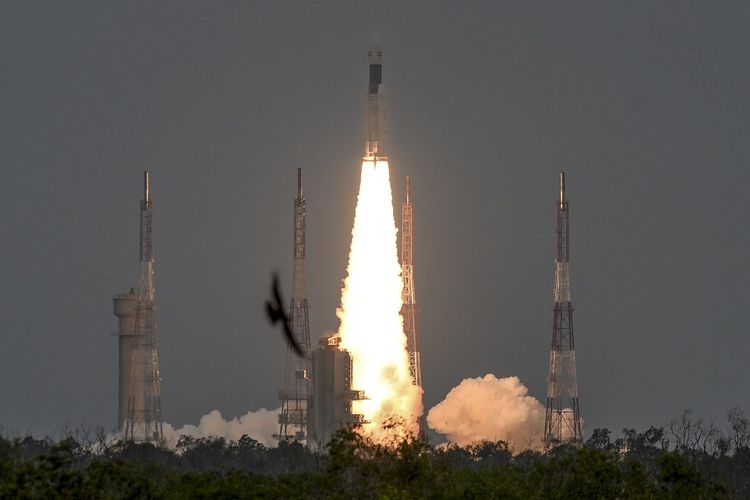 Roket Chandrayaan-2 saat diluncurkan dari Pusat Antariksa Satish Dhawan Sriharikota, pada Senin (22/7/2019), pukul 14.43 petang waktu setempat.