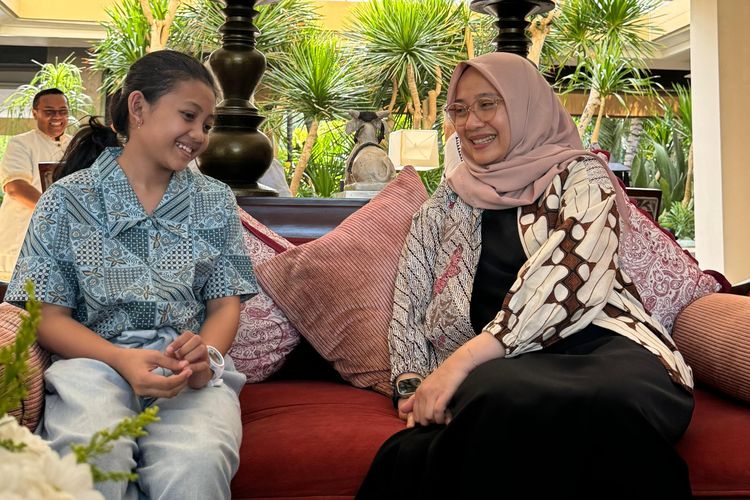Bupati Banyuwangi Ipuk Fiestiandani bersama Felicia untuk menemui Elon Musk di Bali, Minggu (19/5/2024)