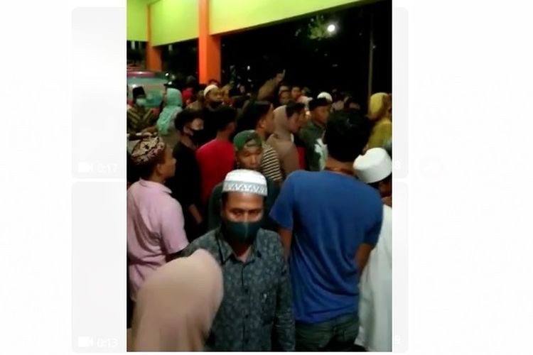 Beredar video seratusan warga menerobos masuk ke RSUD Waluyo Jati Kraksaan, Kabupaten Probolinggo, mengambil paksa jenazah pasien Covid-19.