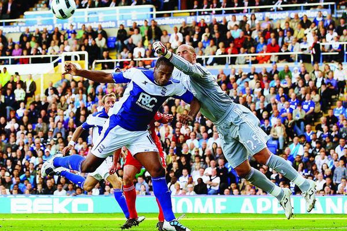 Kiper Liverpool, Pepe Reina, meninju bola saat gawangnya ditekan oleh pemain Birmingham City, Cameron Jerome, pada laga Liga Inggris di Stadion St Andrew, Birmingham, Inggris, Minggu (12/9). Pertandingan itu berakhir imbang, 0-0.