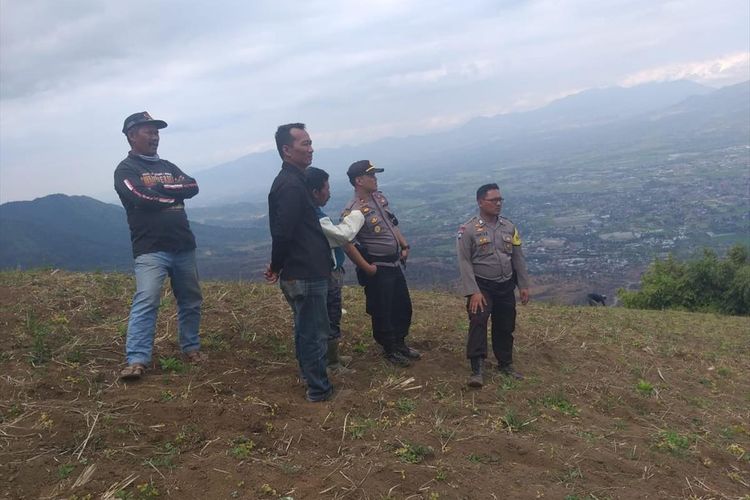 Kapolsek Tarogong Kaler saat melakukan pemantauan langsung ke wilayah Gunung Guntur yang dikenal sering mengalami kebakaran saat musim kemarau.