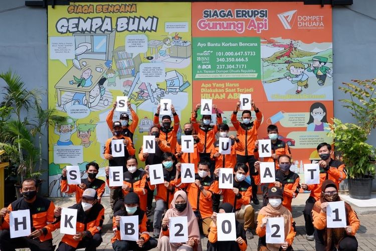 Tim dan relawan Disaster Management Center (DMC) Dompet Dhuafa menggelar simulasi kesiapsiagaan bencana gempa bumi di markas DMC Dompet Dhuafa, Ciputat, Tangerang Selatan (Tangsel), Senin (26/4/2021).