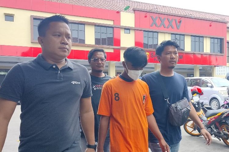 Satu dari 6 tersangka digelandang polisi dihadirkan dalam konferensi pers ungkap kasus dugaan pemerkosaan gadis berusia 15 tahun di Kecamatan Tanjung, di Mapolres Brebes, Rabu (18/1/2023). Lima tersangka lainnya tidak ditampilkan ke publik karena masih di bawah umur