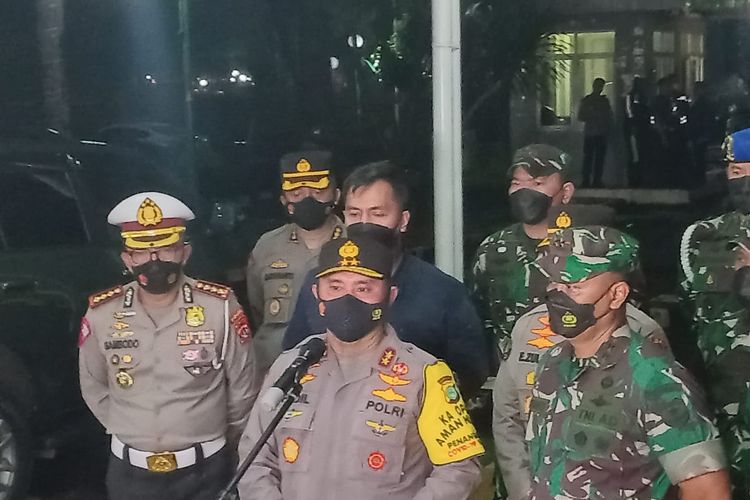 Kapolda Metro Jaya Irjen Fadil Imran (tengah) bersama Panglima Daerah Militer Jayakarta (Pangdam Jaya) Mayjen TNI Untung Budiharto (kanan) saat konferensi pers di Gedung DPR/MPR, Senin (11/4/2022).