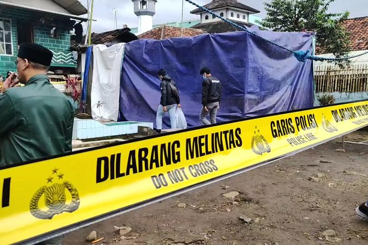 Sejumlah petugas keamanan, berjaga saat petugas Forensik tengah melakukan proses ekshumasi di lokasi pemakaman lansia yang diduga jadi korban pembunuhan pada Selasa lalu di Kecamatan Pacet, Kabupaten Bandung, Jawa Barat, Kamis (30/1/2025)